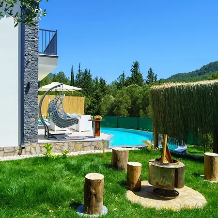 Loop House - Luxury With Pool In Yesiluezuemlue 别墅